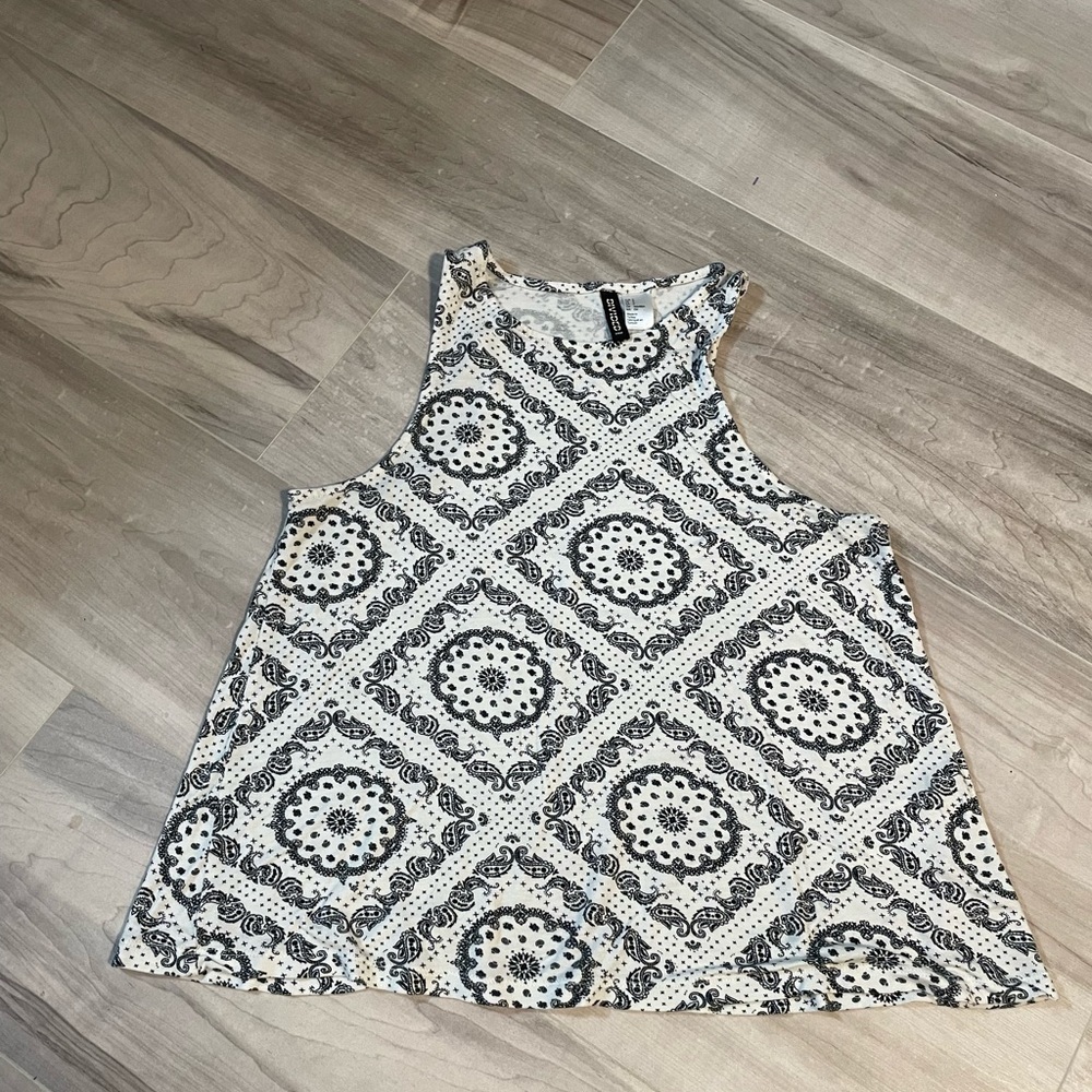 H&M Divided Soft Back & White Paisley Patterned Tank Top~ Size Small